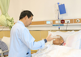 长期卧床病人该如何预防褥疮